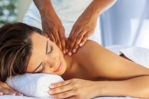 Massoterapeuta indica massagens relaxantes para diminuir o estresse nos tempos de Covid