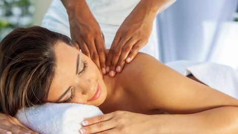 Massoterapeuta indica massagens relaxantes para diminuir o estresse nos tempos de Covid