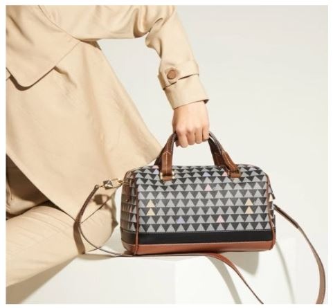 Bolsas femininas devem se mostrar menores e mais coloridas para 2022