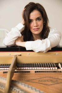 A pianista Simone Leitão fará seu último recital do ano no salão nobre da Sociedade Hípica Brasileira no sábado 9 ás 20h. O evento será limitado a 100 lugares e o preço do ingresso será 80 reais. Sócios da SHB poderão adquirir seus convites na Secretaria do Clube pelo telefone (21) 2156-0190. Os não sócios poderão adquirí-los pelo site da Show Pass: https://www.showpass.com.br.